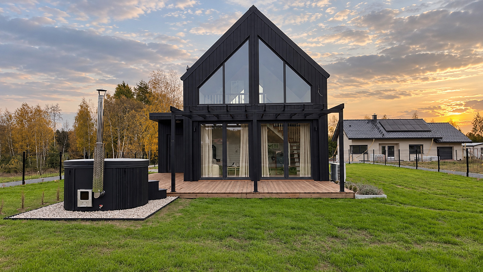 Ogród, pergola i zachód słońca